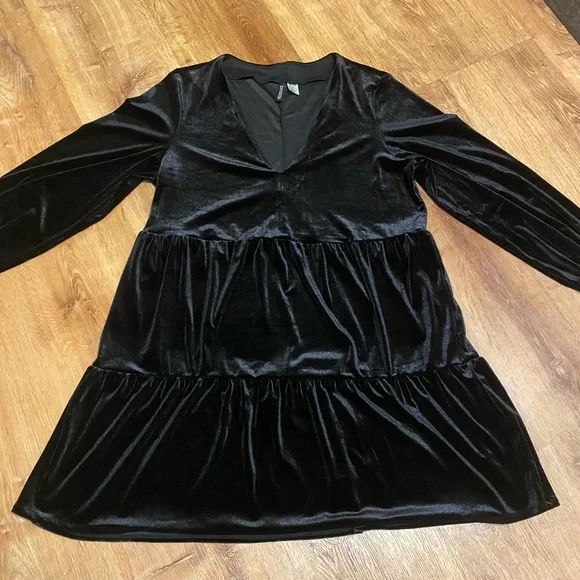 Women’s Black Velvet Dress from H&M - Picture 3 of 10